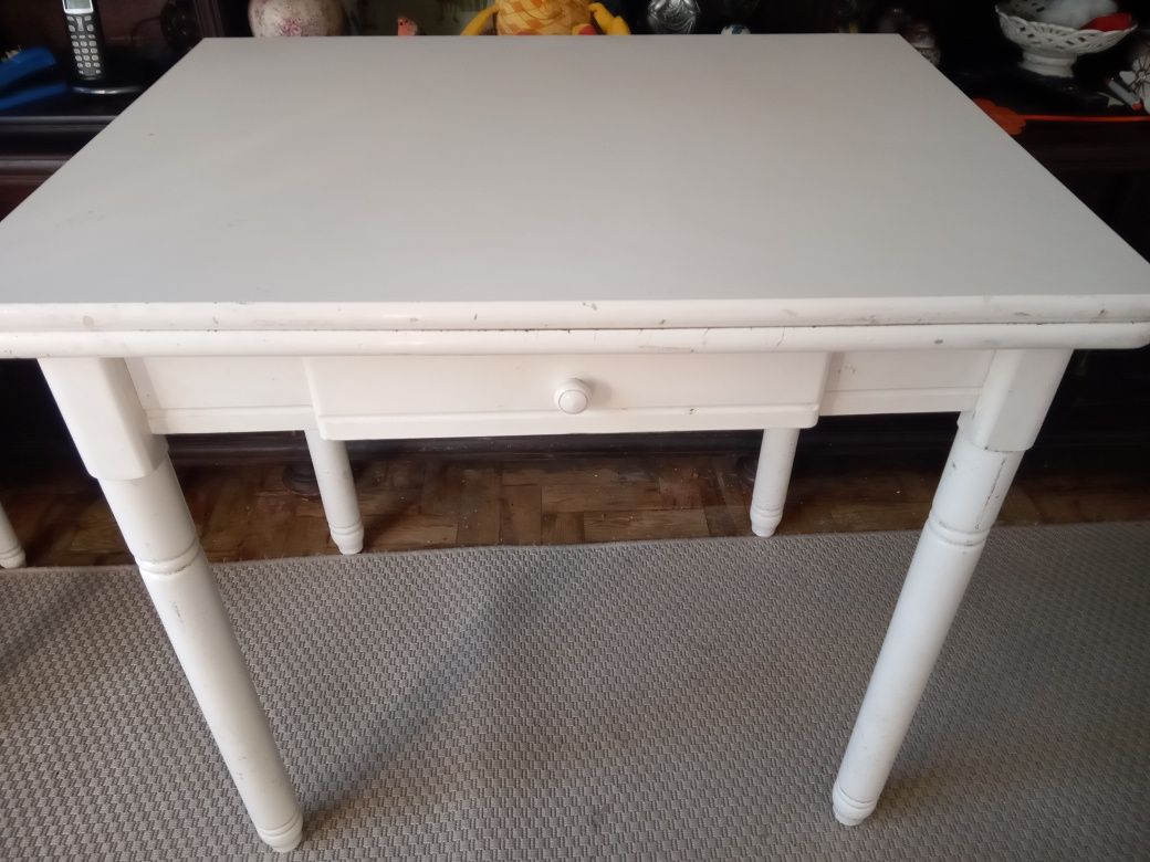 Mesa branca com/três cadeiras