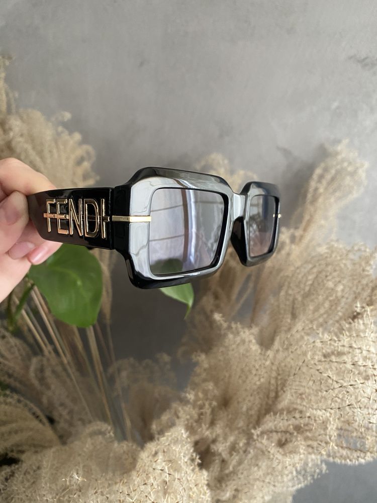 Okulary czarne lekko przyciemniane Fendi nowe