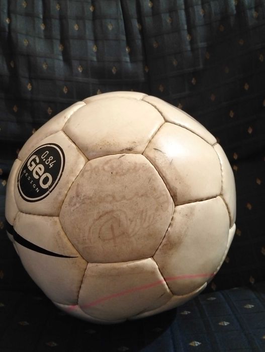 Vendo bola autografada por Pelé