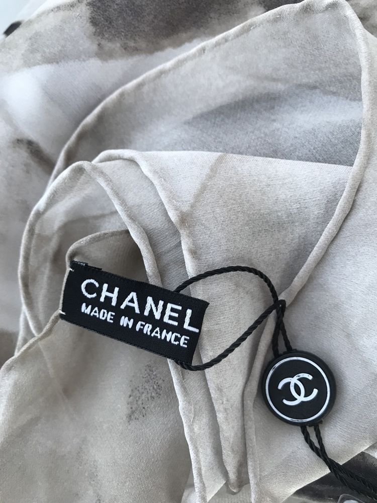 Lenço Chanel com etiquetas