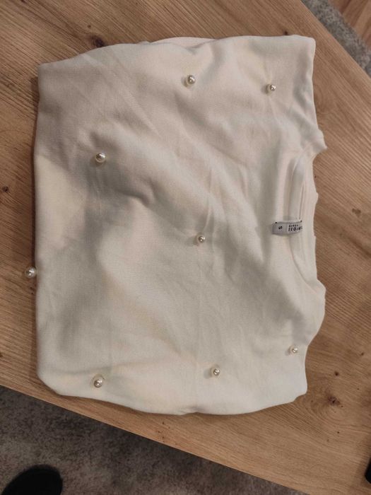 Camisola branca com pormenores