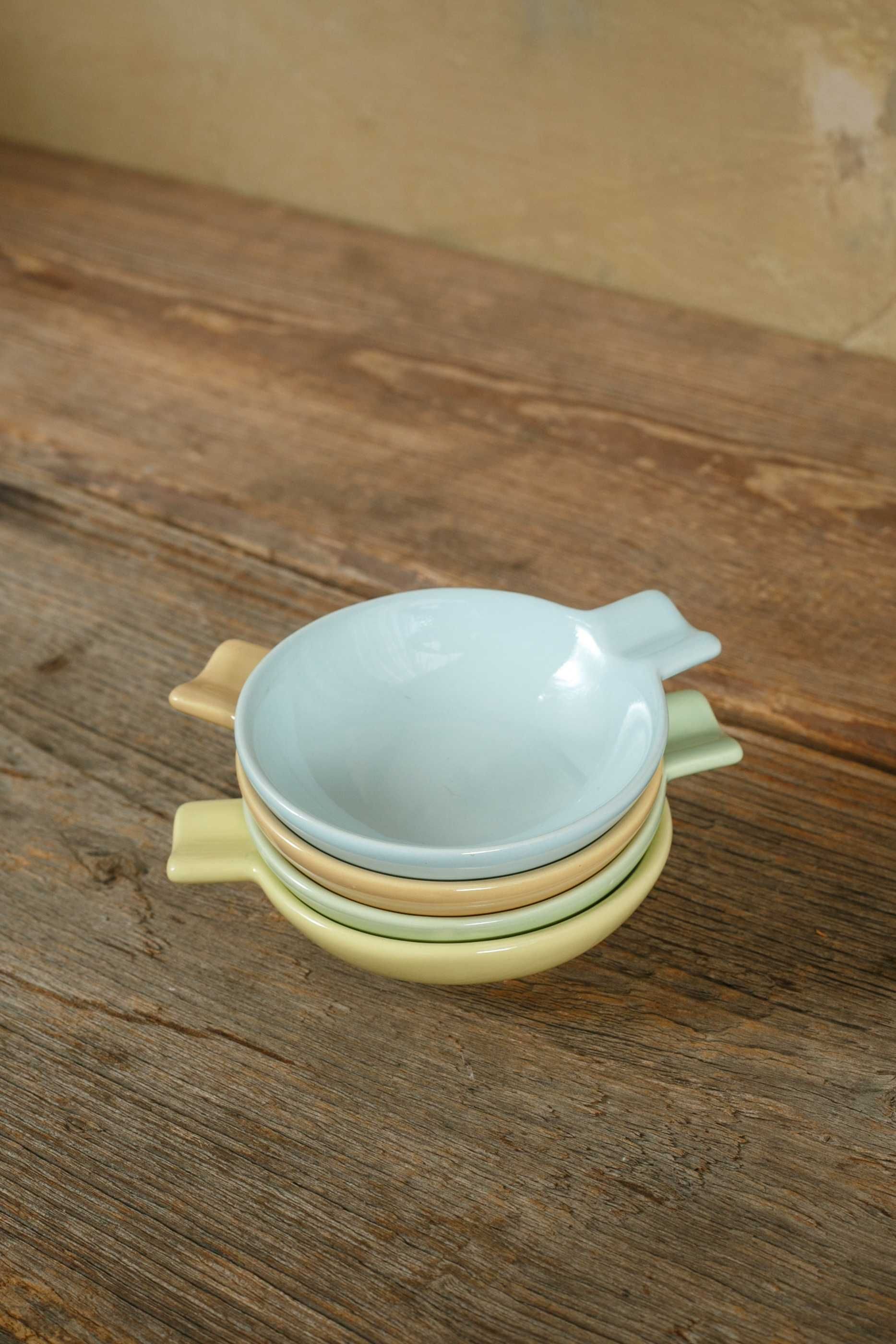 ceramiczne vintage podstawki w pastelowych kolorach