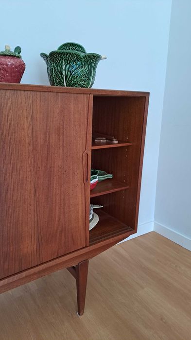 Aparador de Estilo Escandinavo (Mid-Century Modern)