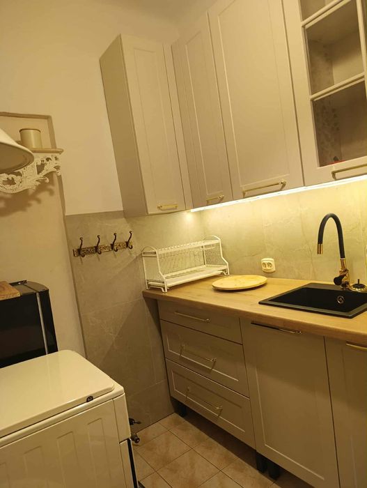 Wynajmę kawalerkę w kamienicy ,przy placu Narutowicza w Warszawie.