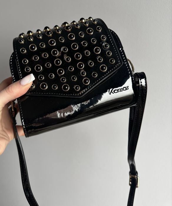 Torebka skóra lakierowana z dżetami z paskiem marka Kazar