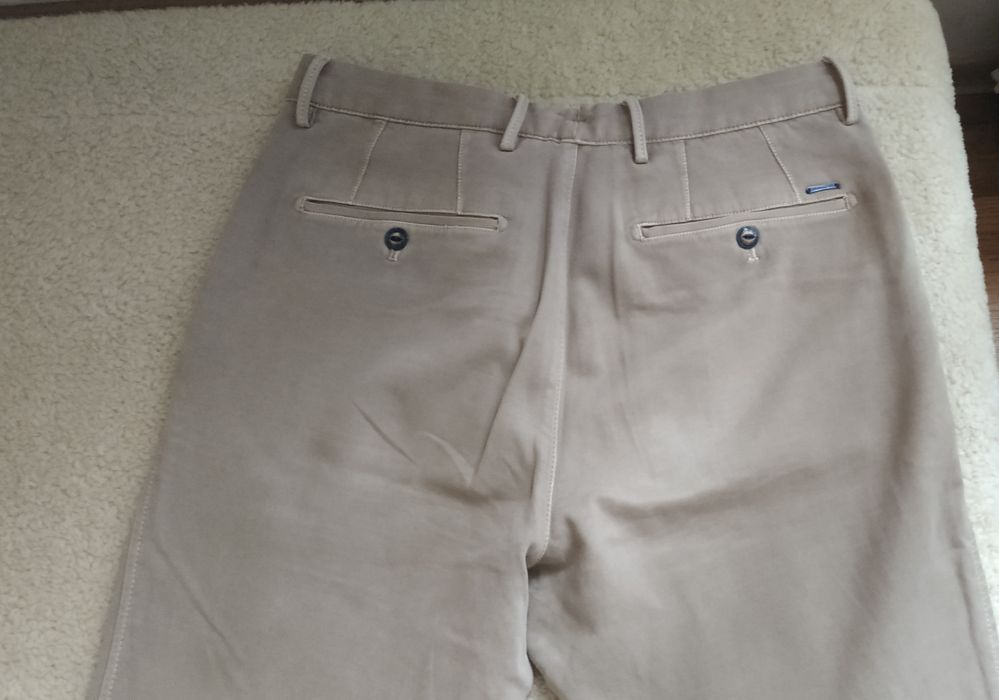 Spodnie męskie firmy Massimo Dutti.