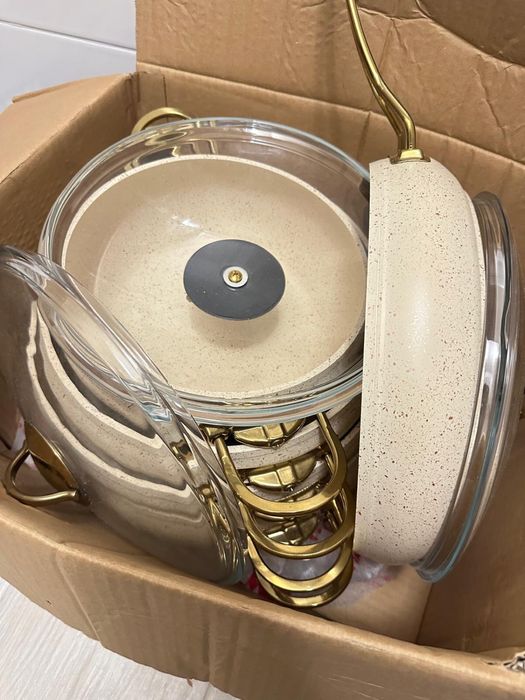 Conjunto de panelas e frigideira OMS (novo). Cor: creme.