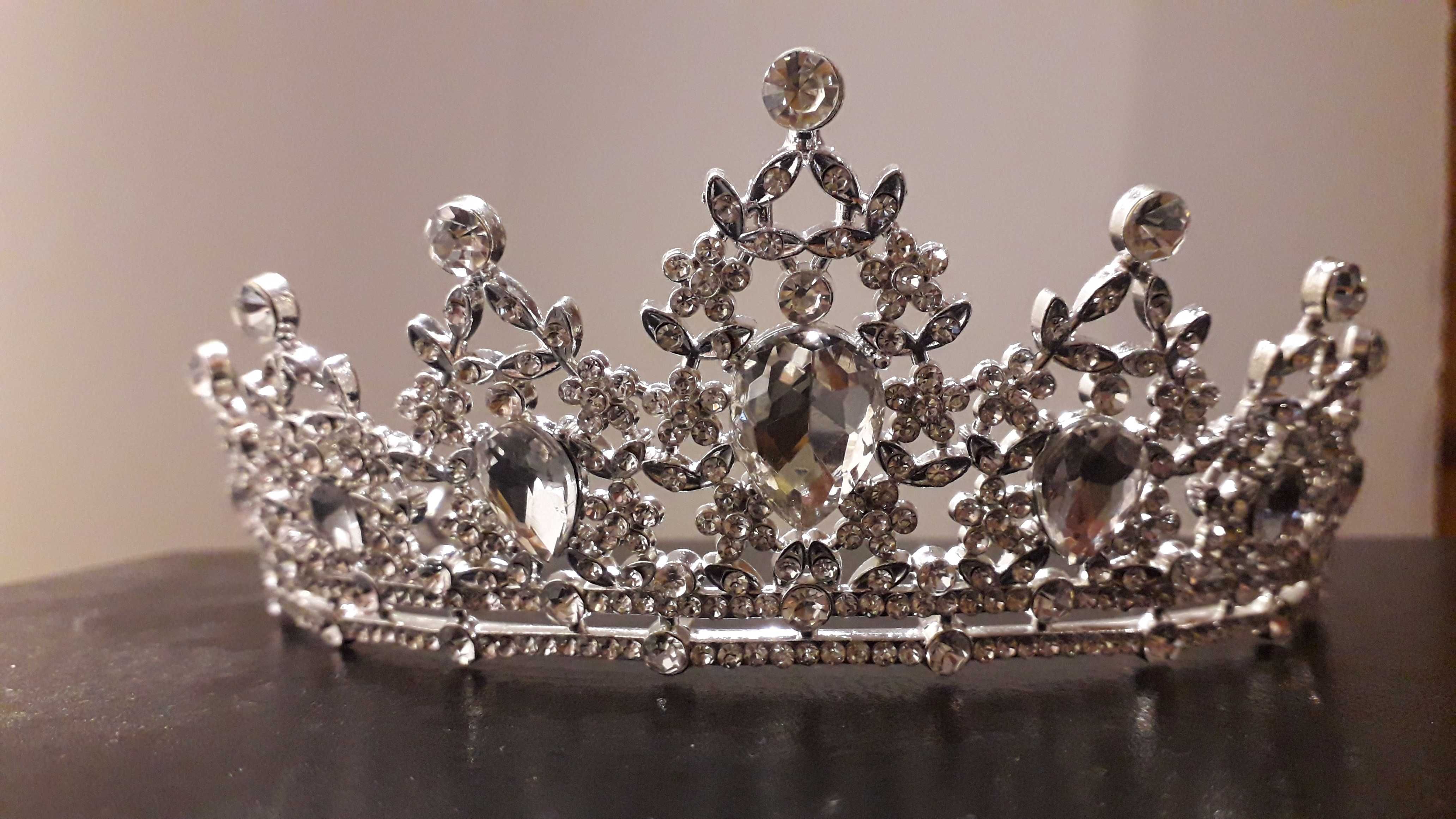 korona tiara ślubna, błyszcząca, srebrna, glamour do welonu