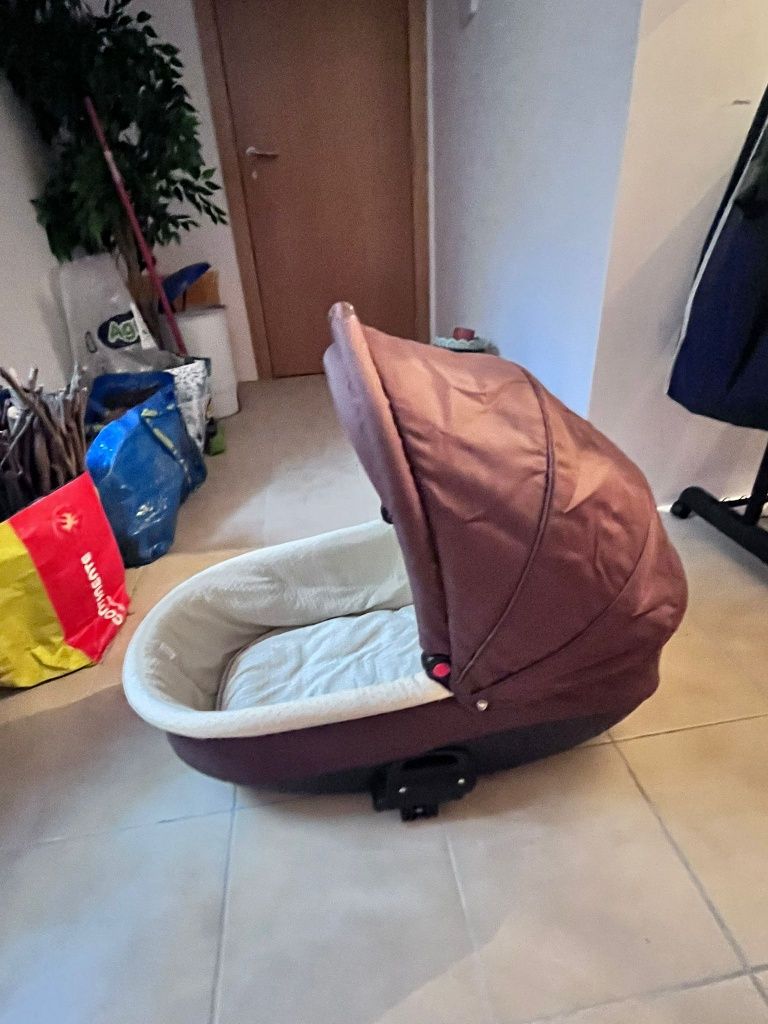 Carro bebé com cadeira e alcofa