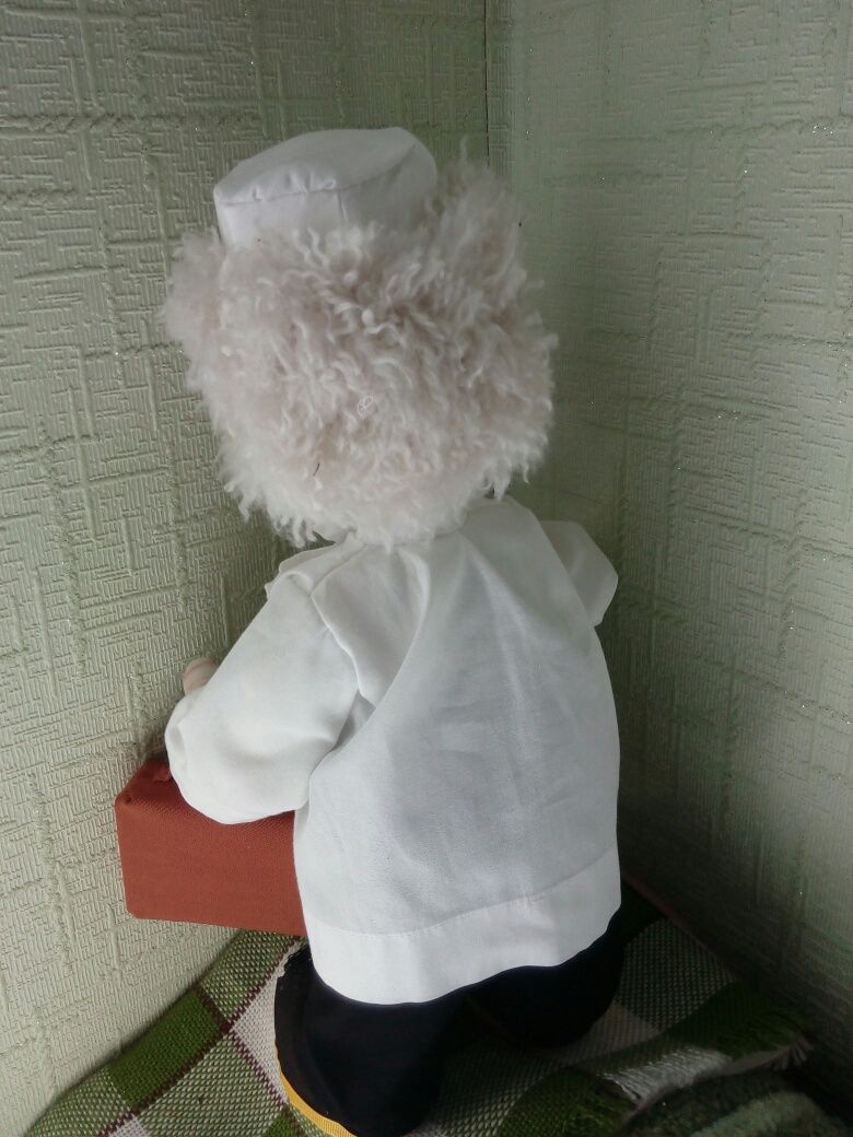 Интерьерная кукла доктор Айболит ручная работа из капрона, синтепон.