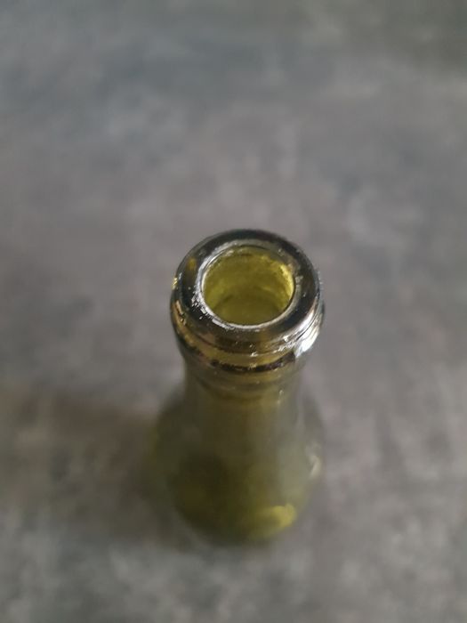 Bardzo stara butelka z zielonego szkła.