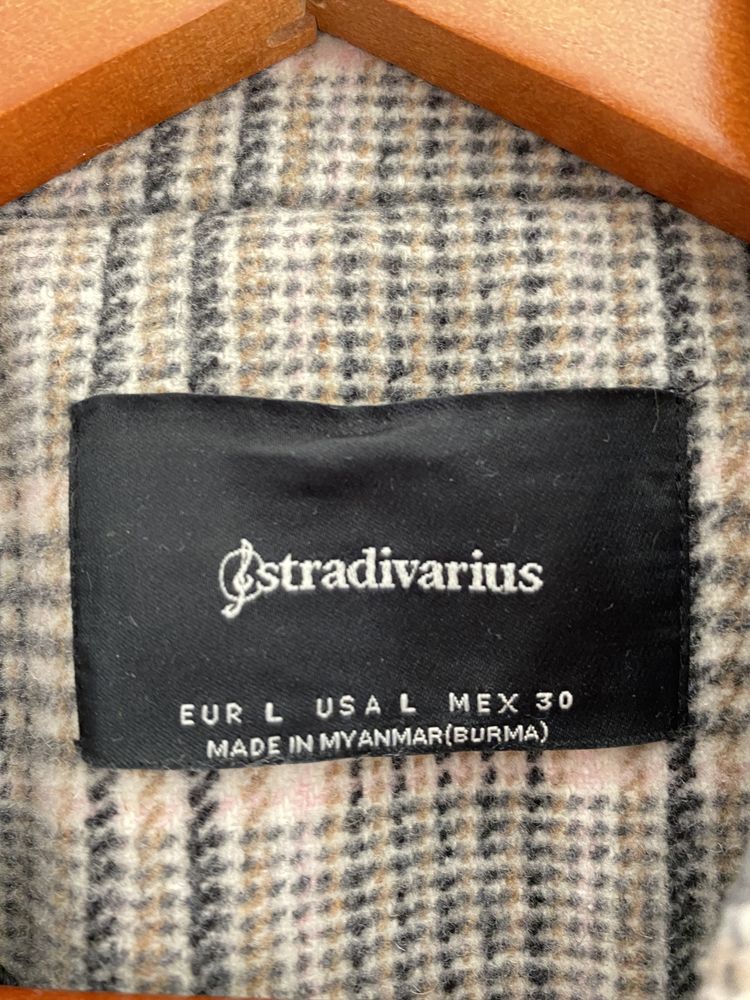 Пальто длинное в клетку Stradivarius.