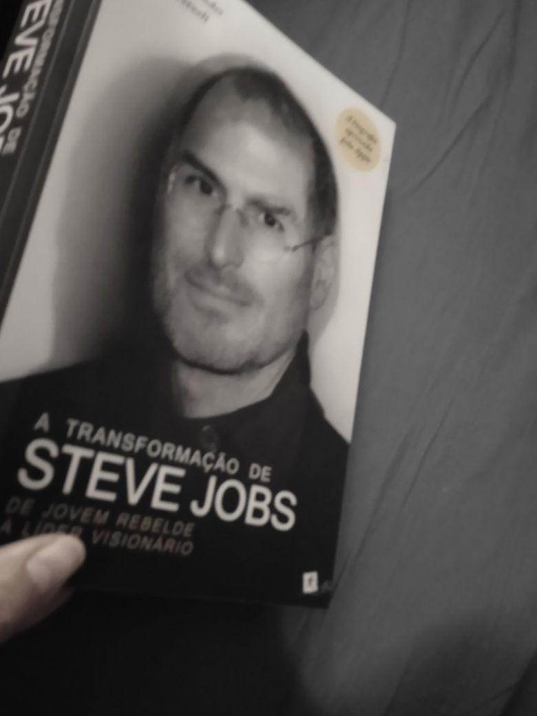 Biografia de Steve Jobs aprovadapela Apple. Capa holográfica