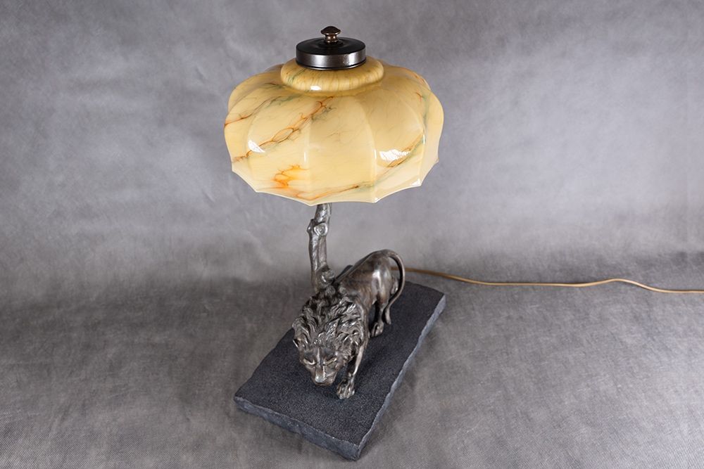 Lampa stołowa / biurkowa z figurą lwa, lata 30. XX wieku