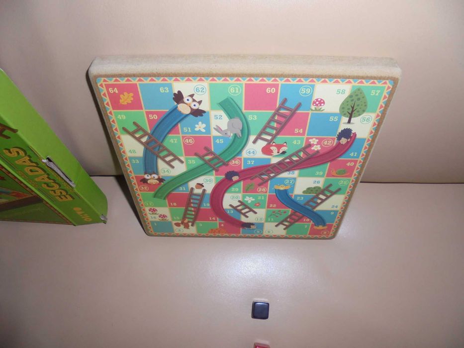 jogo das escadas e dos escorregas para criança