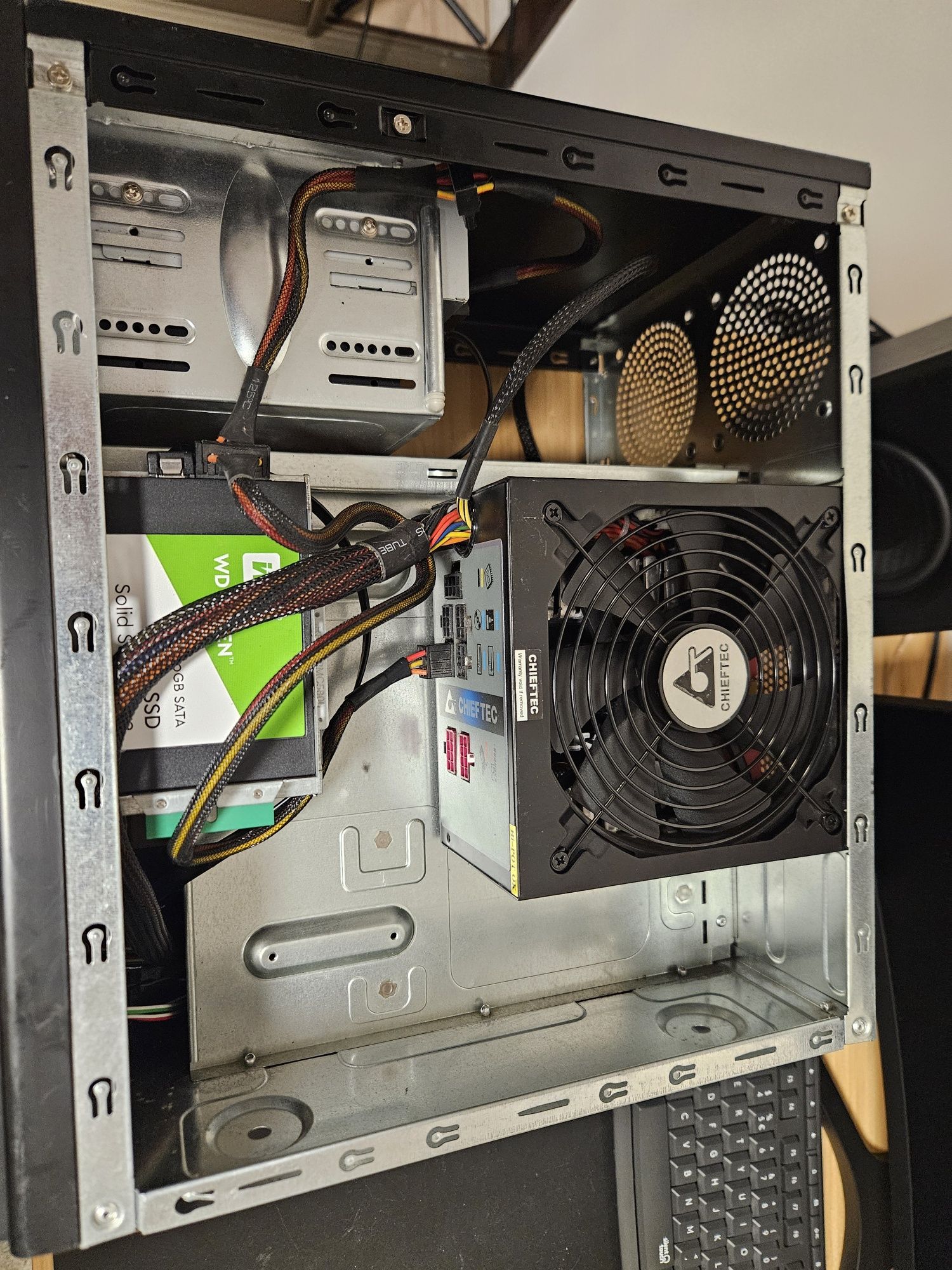 Komputer PC chiftec 600w g860 ssd geforce 8400gs 4gb biuro