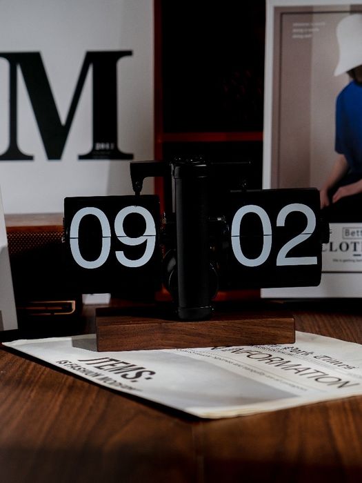 Механічний настільний годинник з перекидним механізмом подарунок