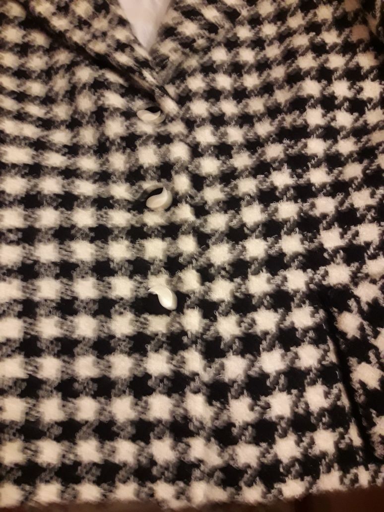 Casaco curto em pura lã, com botões em madrepérola tamanho M