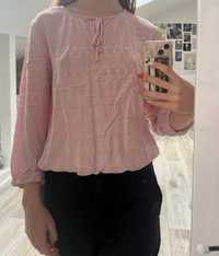 różowa bluzka z wiązaniem