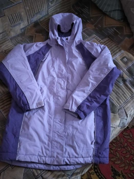 Курточка фирменная лыжная.  Теплая. Размер 9/10, S