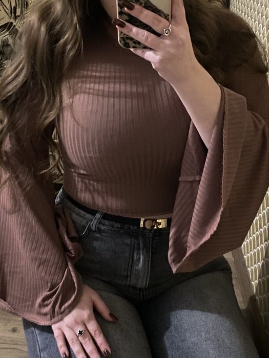 Топ з акцентом на рукавах