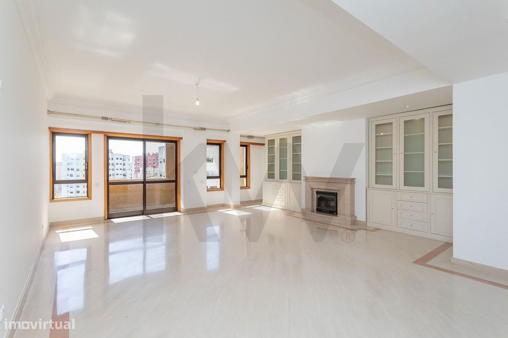 Arrendamento Apartamento T4 com 244m2, Varandas, Arrecadação e Garagem