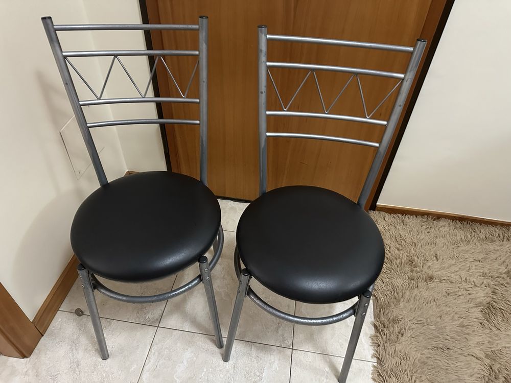 Duas cadeiras em inox com assento em pele