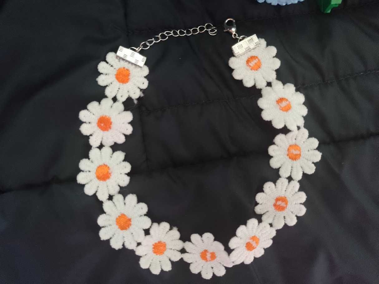 Naszyjnik choker z kwiatem stokrotki dla kobiet