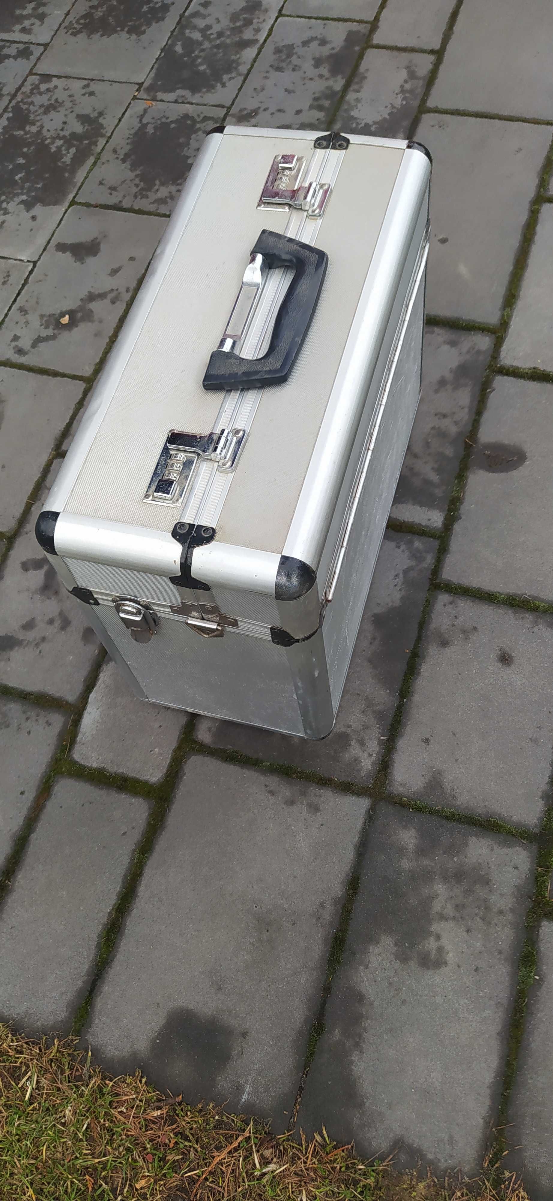 Metalowa walizka na zawiasie duża masywna skrzynia