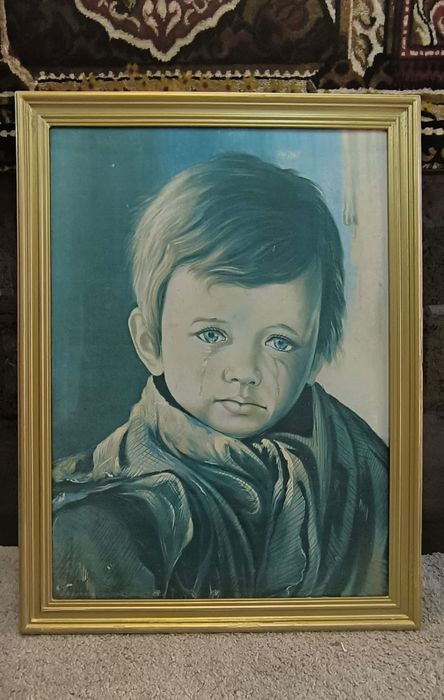 Quadro muito antigo, "Menino da lágrima" com moldura em madeira dourad