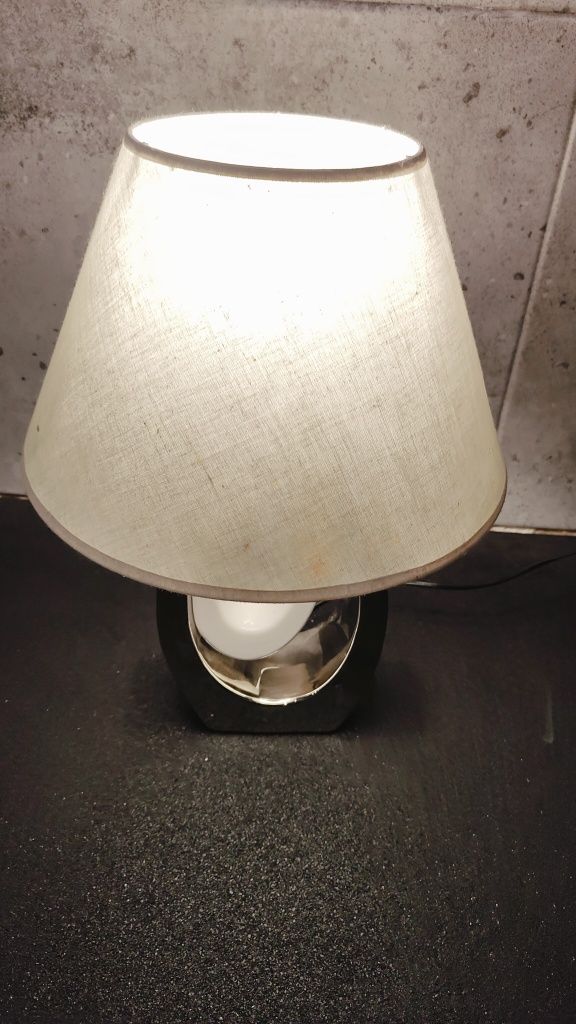 Nowoczesna lampa - biurko, salon