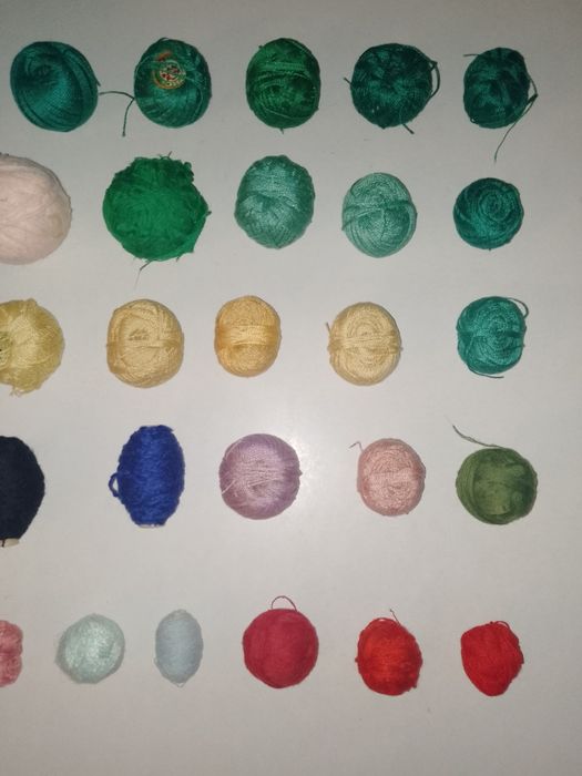 Продаються нитки.