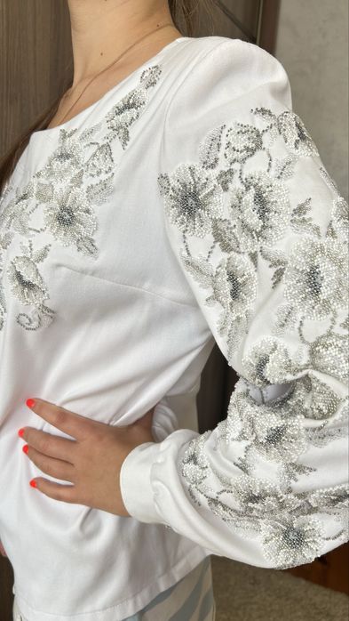 Вишита бісером блузка