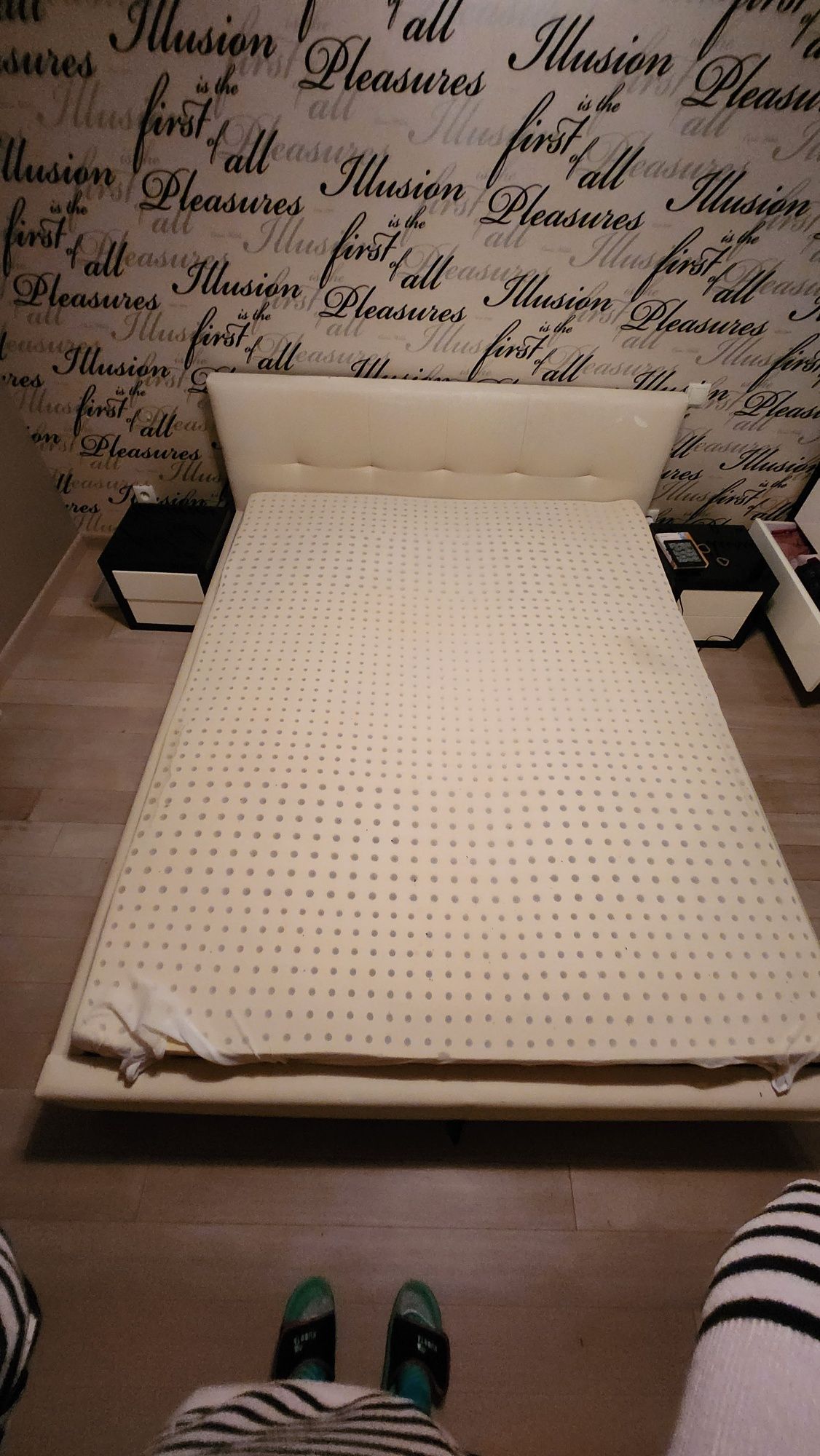 Dwie szafki nocne i łóżko z materacem 160cm x 200 cm
