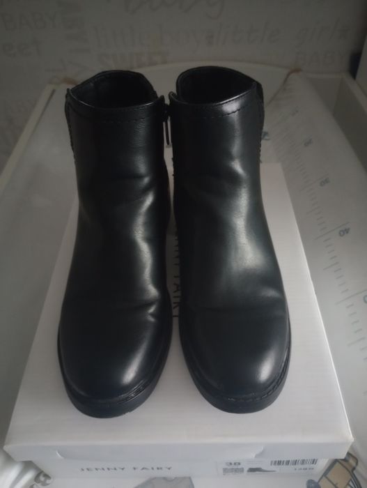 Krótkie kozaczki dodatki złote ocieplane