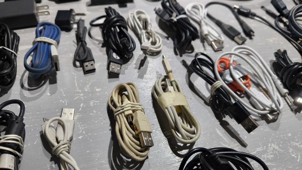 Kable usb, ładowarki, zasilacze, router - zestaw