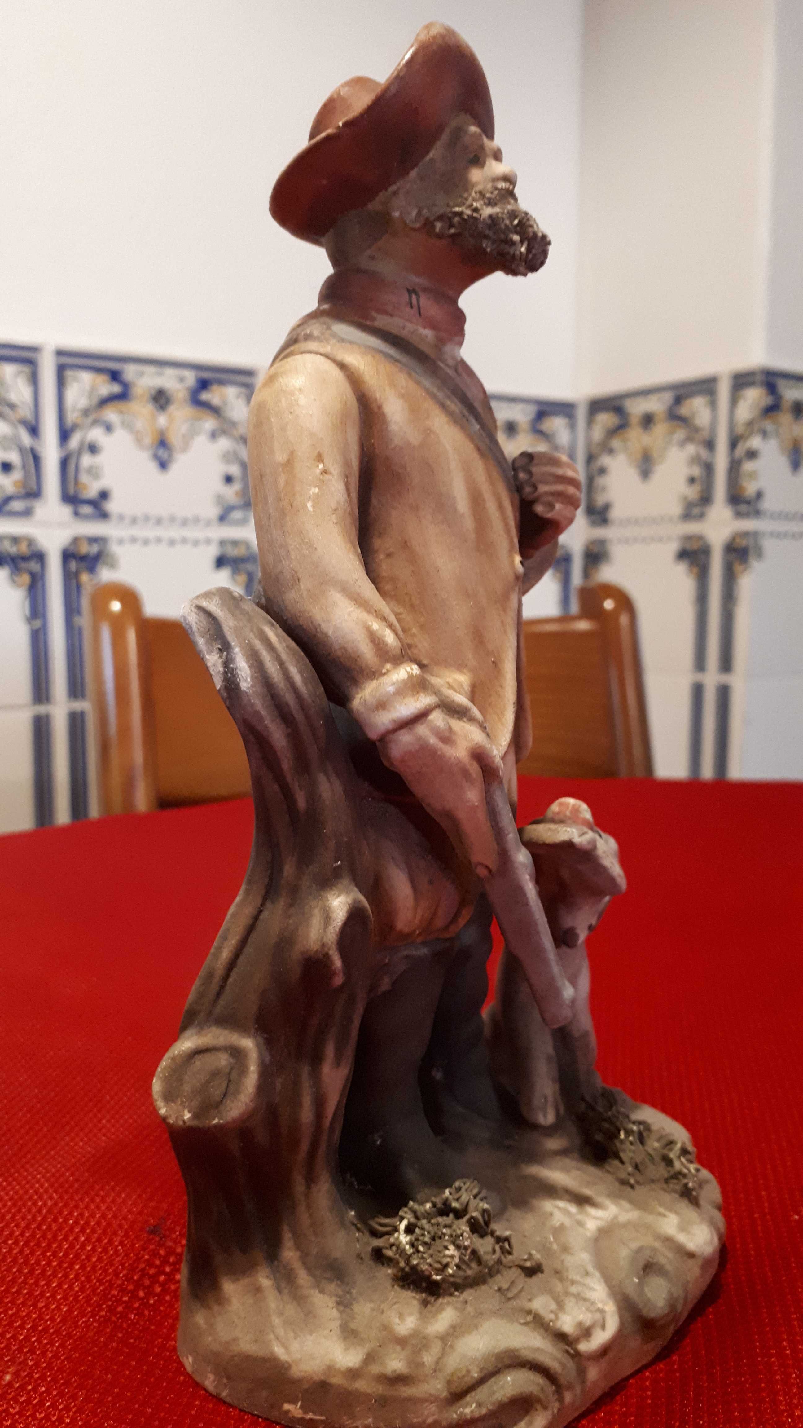 Boneco caçador em louça