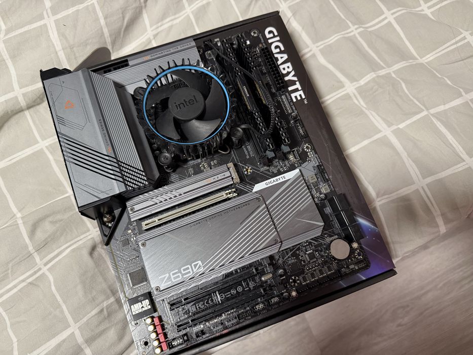 GigaByte Z690 DDR4 + i5 12400 + 2x 8GB RAM Corsair DDR4