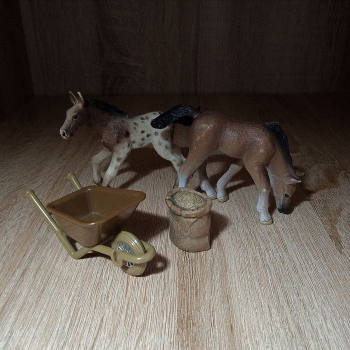 Фигурки лошадей, жеребята, игрушки как Schleich. Шляйх.