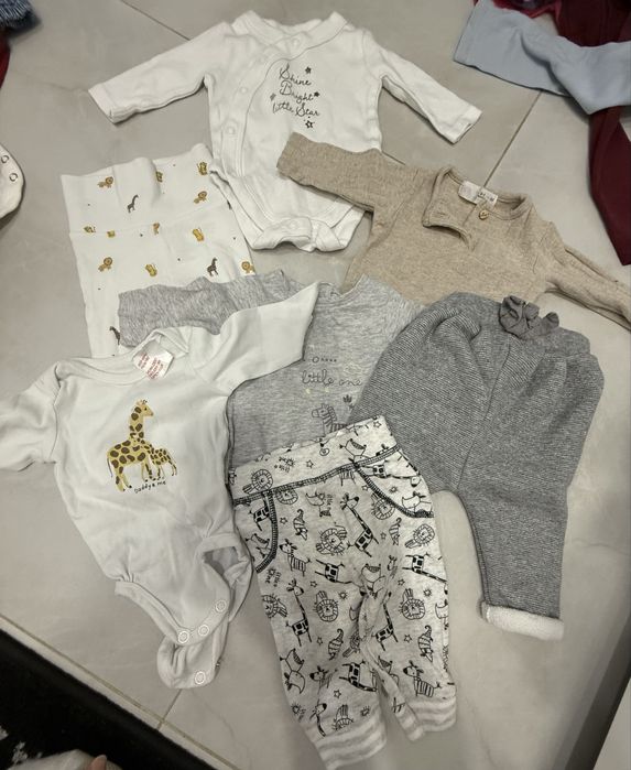 Дитячі речі на перший місяць в ідеальному стані