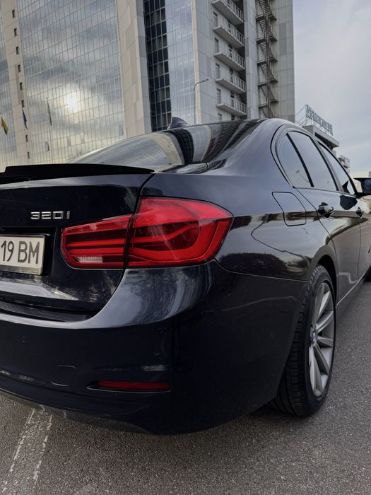 BMW 320i xDrive 2016 року