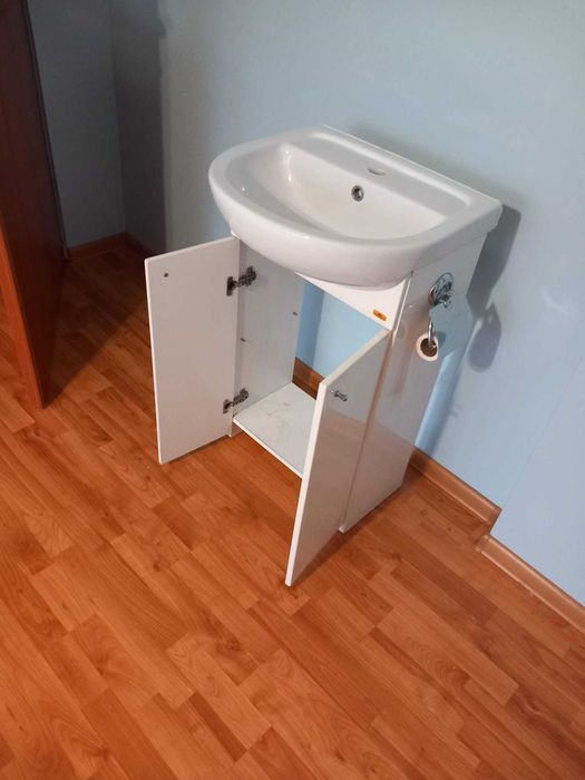 Szafka łazienkowa lakierowana z umywalką na sprzedaż