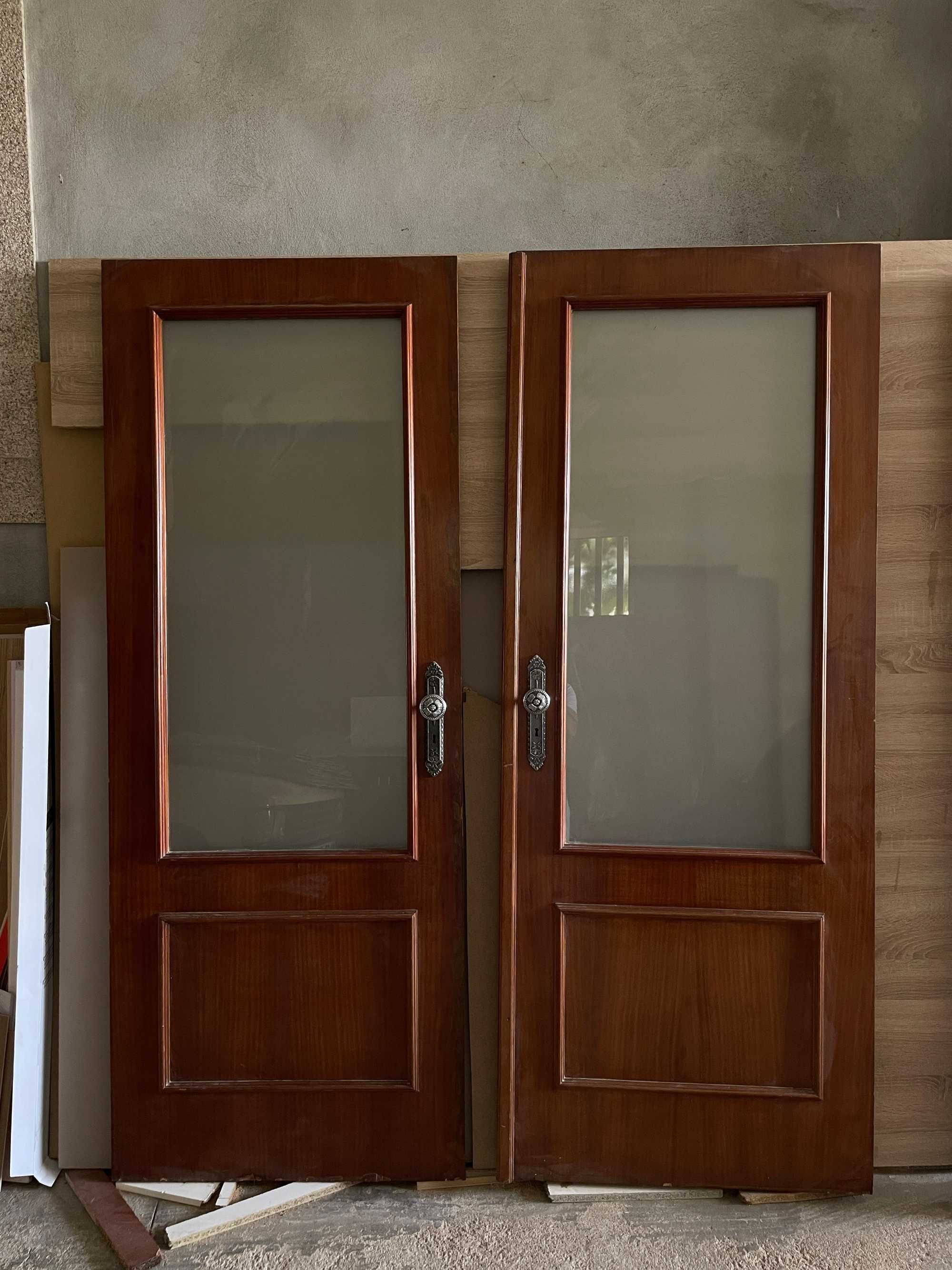 Portas em Mogno c/ Vidro e Moldura (2 Empenas)