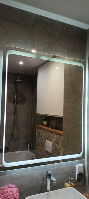 Lustro łazienkowe podświetlane LED