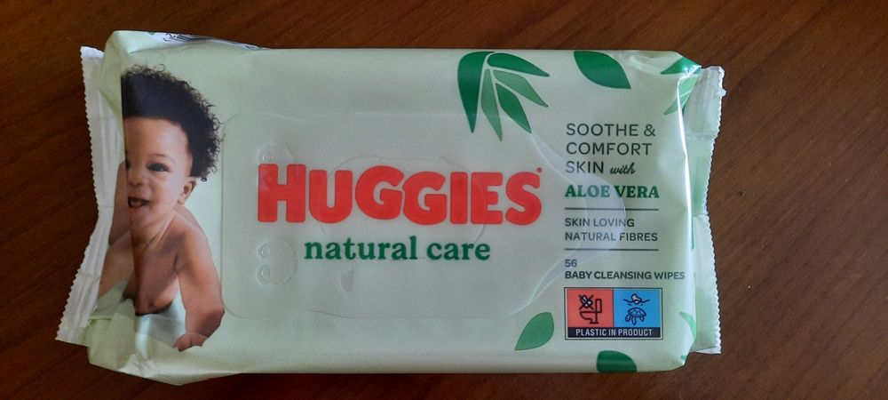 1 caixa com 10 packs de toalhitas huggies aloe vera