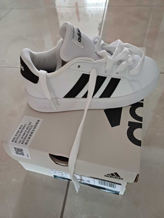 Ténis adidas , nunca usados. Novos com caixa