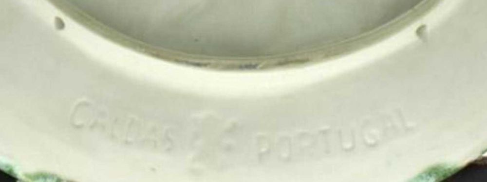 Prato decorativo com galinhas em faiança das Caldas