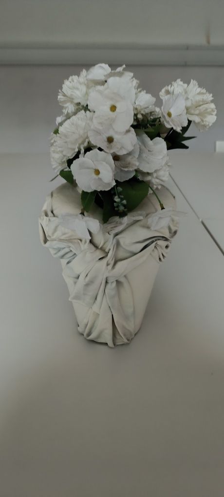 Jarra tamanho grande com flores artificiais