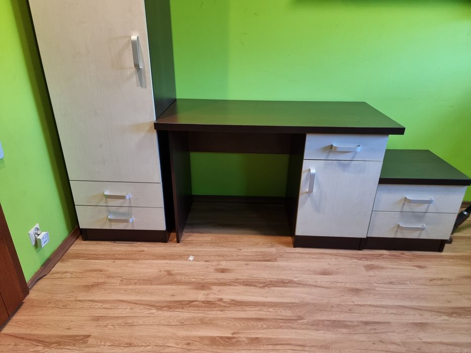 Szafa przesuwana z dwoma lustrami plus  zestaw mebli