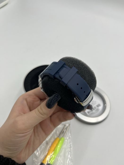 Nowa obudowa do zegarka zapakowana w metalowe pudełko.